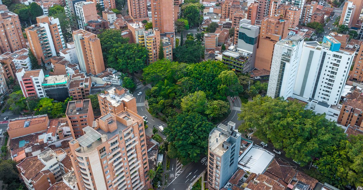 Cómo cobra una modelo webcam en Colombia: pagos, retiros e impuestos (guía 2026)