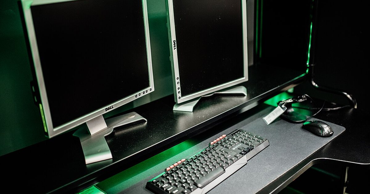 Equipo para transmitir como modelo webcam: cámara, luz, audio e internet (guía 2026)